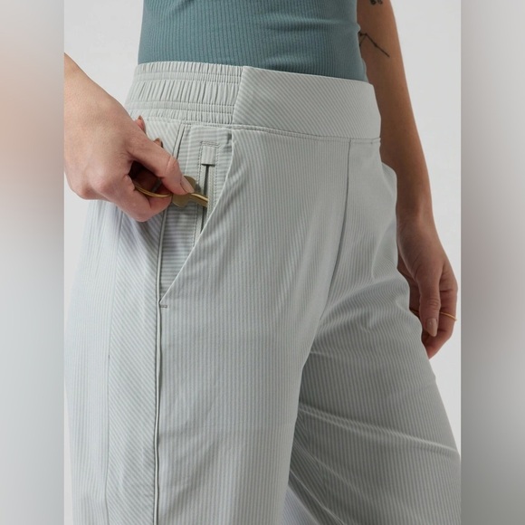 Athleta Brooklyn Textured Joggers Gray Striped Stretch Pockets Size 2P - Picture 4 of 15
